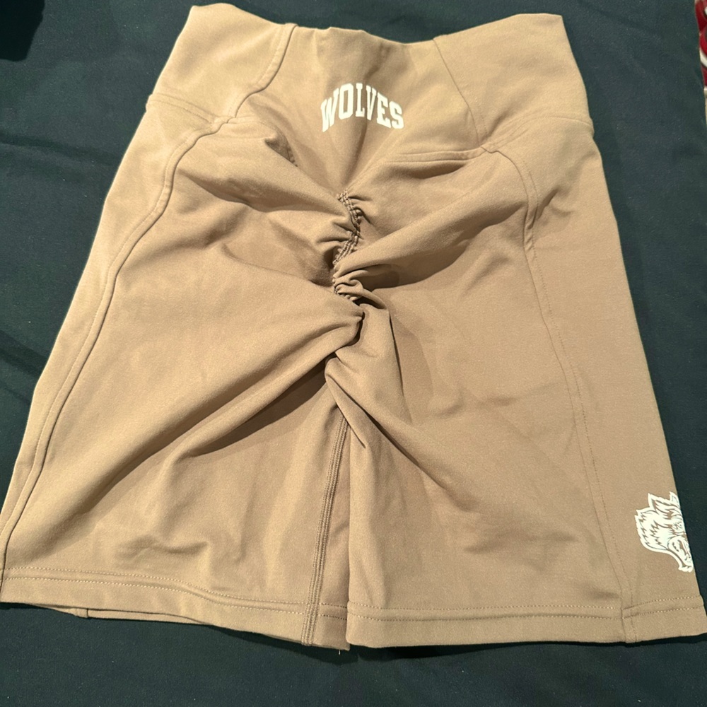 Like new Womens darc sport shorts scrunch butt